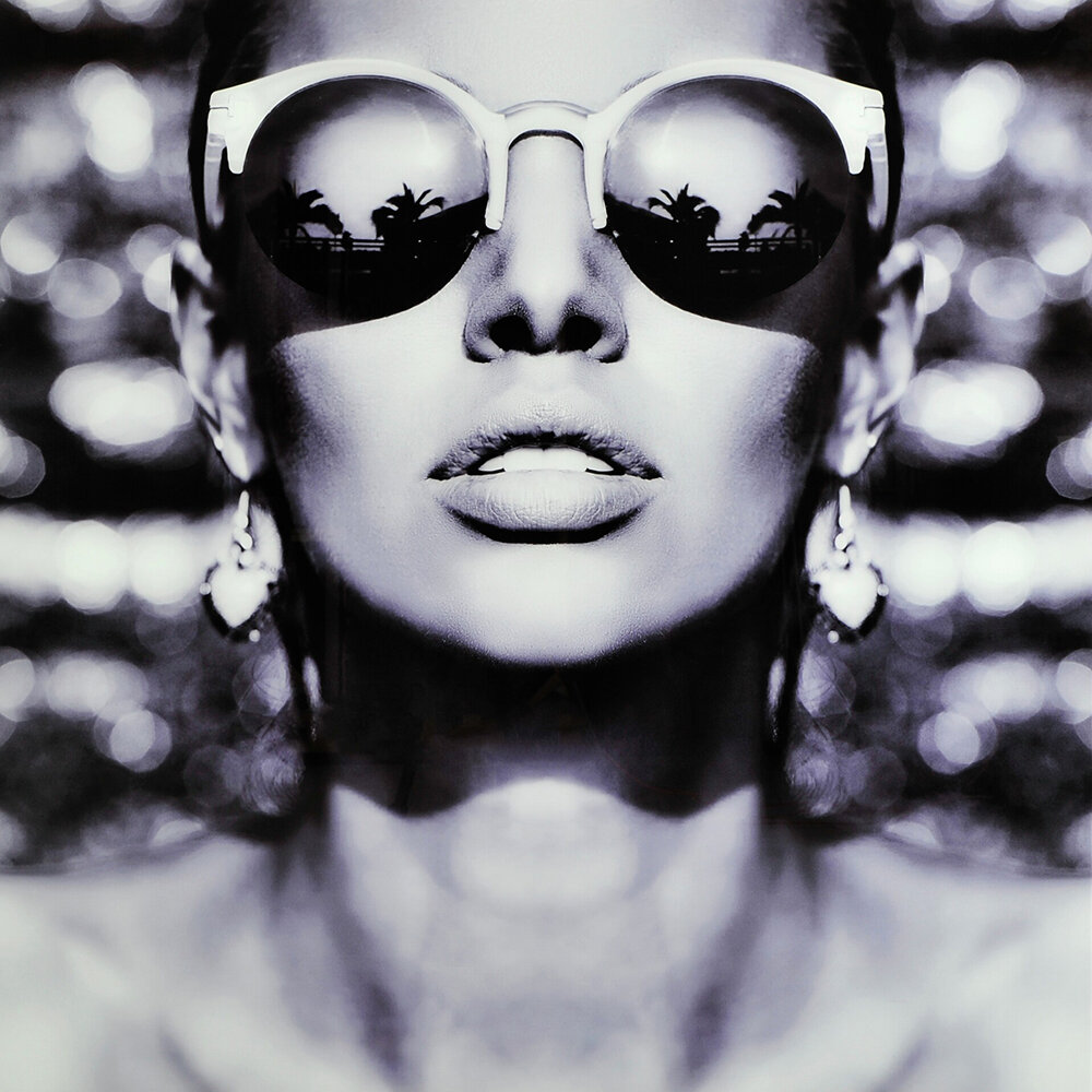 TAVLA - Woman with Sunglasses