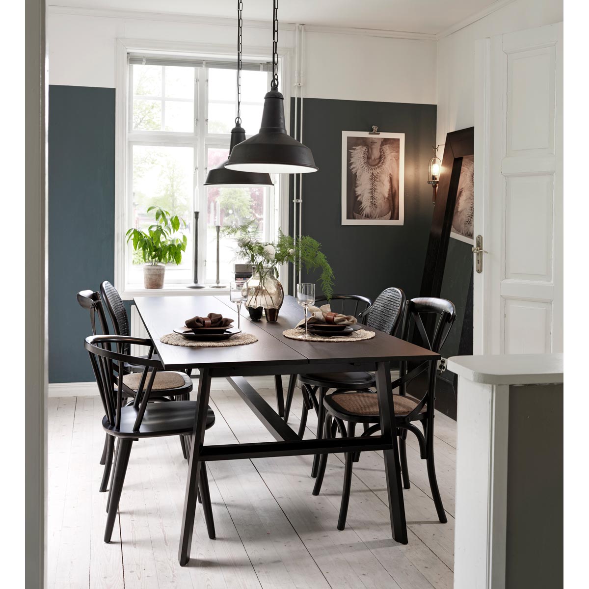 Hudson-matbord-svart-100286_miljo-blandade-stolar
